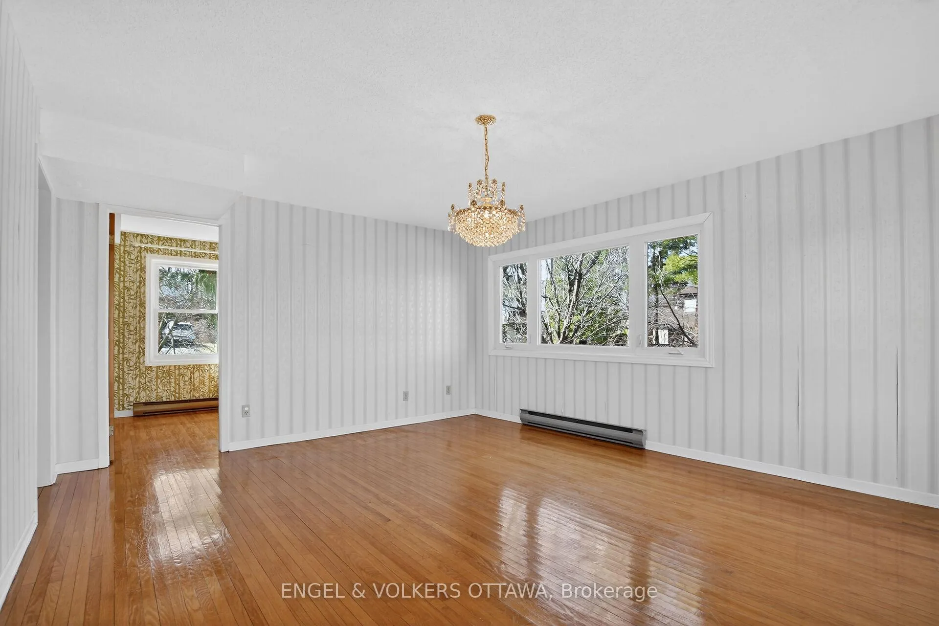 Photo 16 of 193 Cunningham Avenue N, Ottawa, Applewood Acres — HOMEH