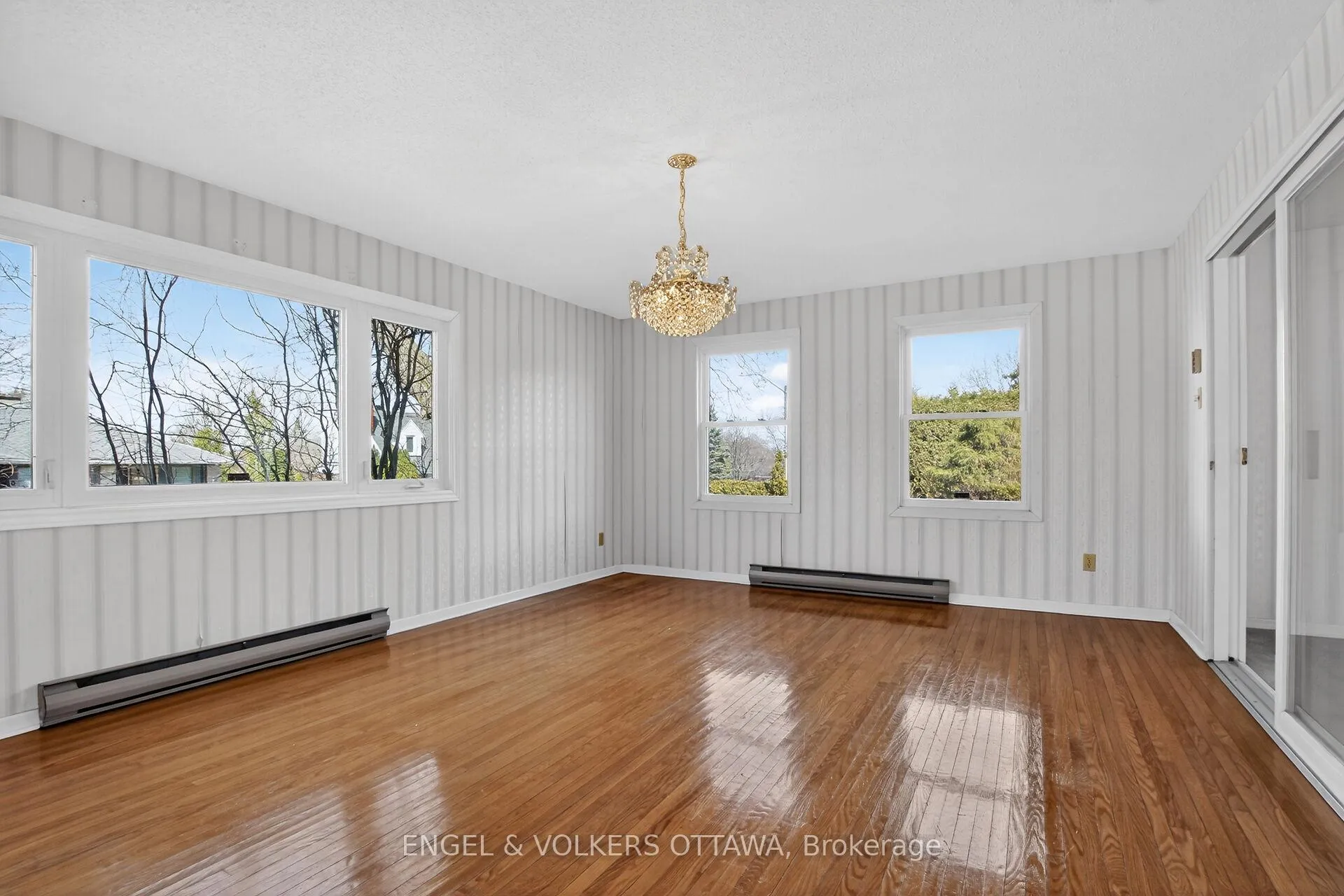 Photo 18 of 193 Cunningham Avenue N, Ottawa, Applewood Acres — HOMEH