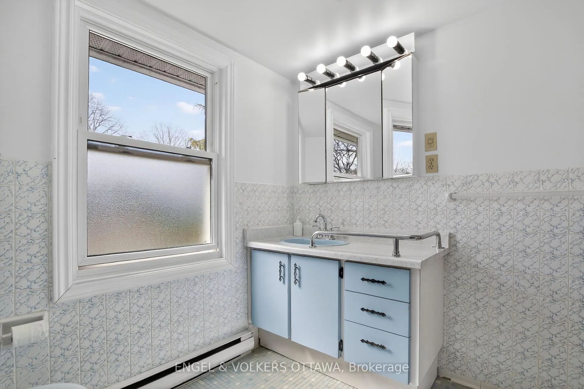 Photo 22 of 193 Cunningham Avenue N, Ottawa, Applewood Acres — HOMEH
