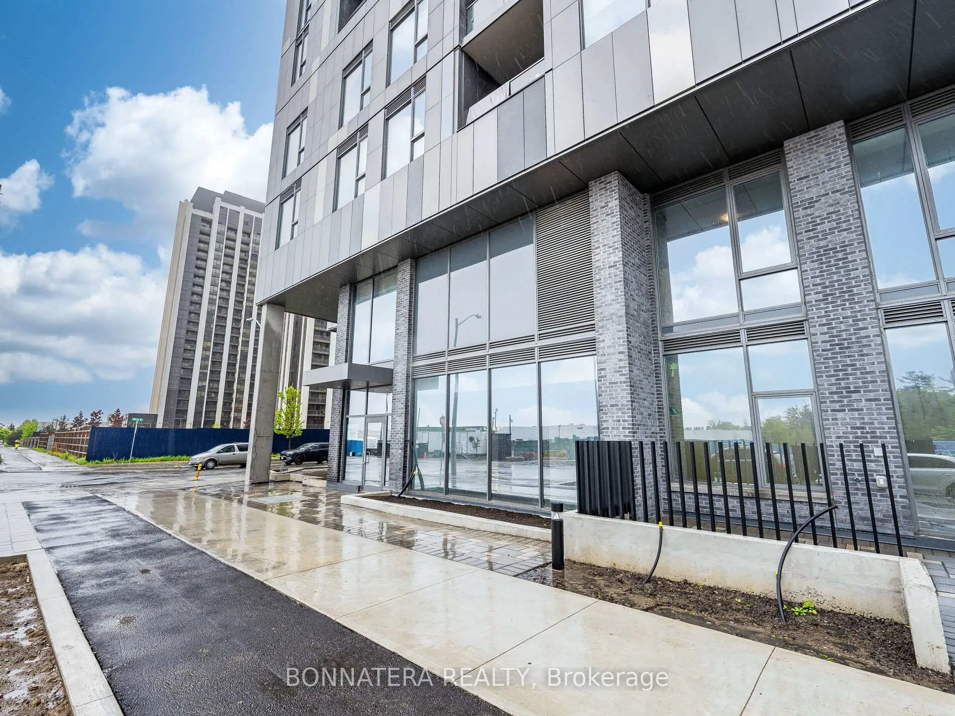 Photo 4 of Unit 1408, 474 Caldari Road, Vaughan, Concord — HOMEH