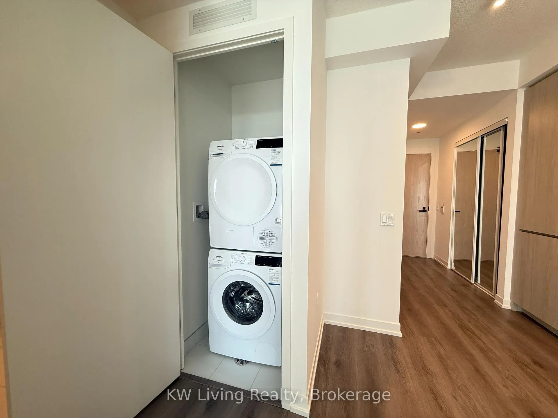 Photo 3 of Unit 2516, 28 Interchange Way, Vaughan, Vaughan Corporate Centre — HOMEH