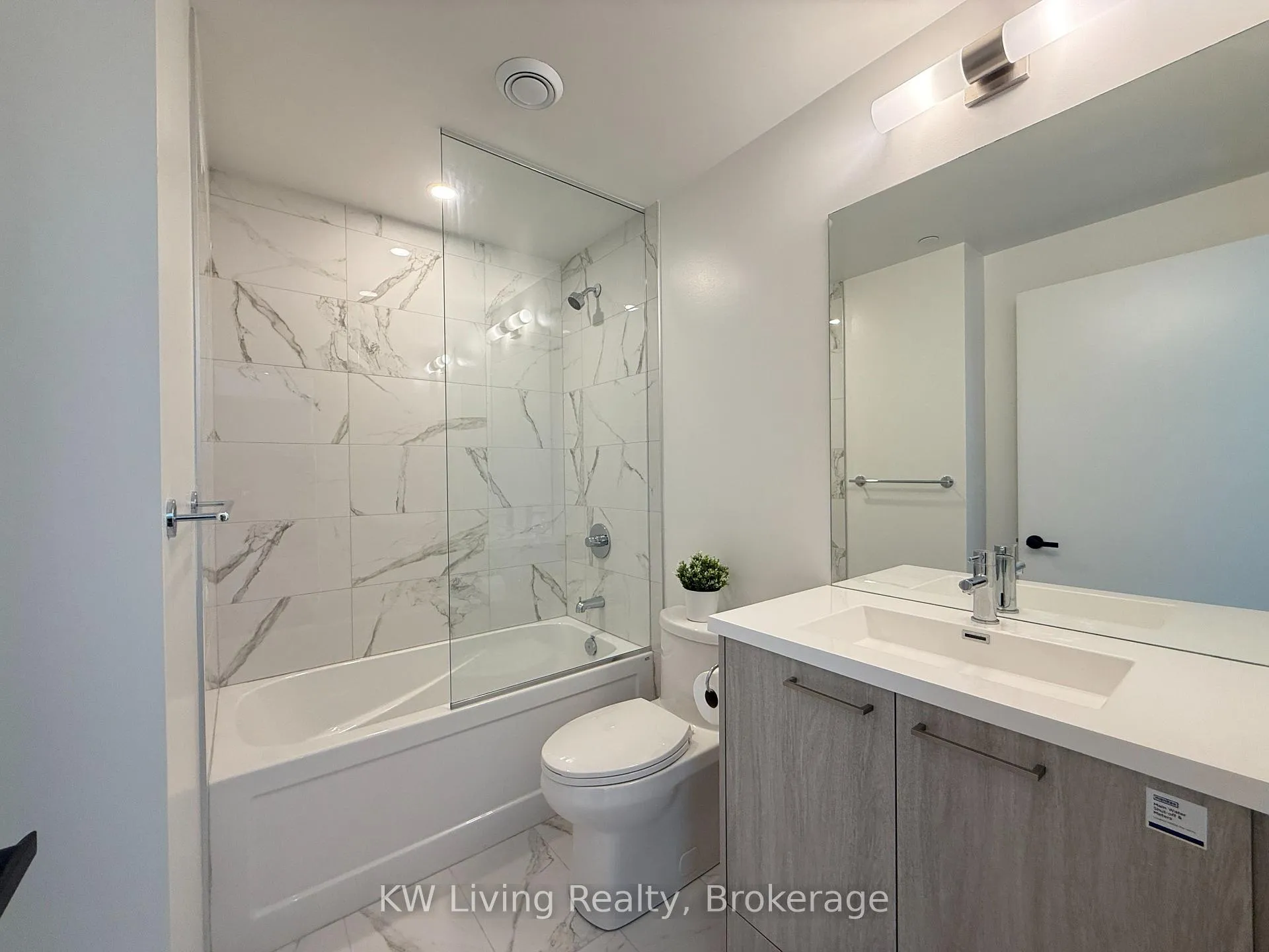 Photo 10 of Unit 2516, 28 Interchange Way, Vaughan, Vaughan Corporate Centre — HOMEH