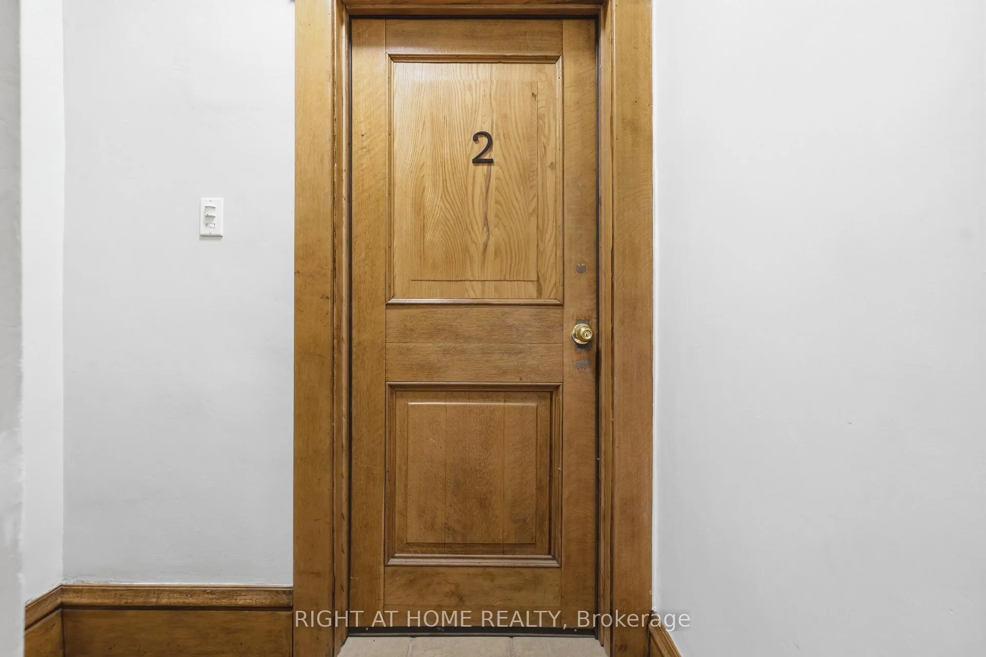 Photo 3 of Unit 2, 65 Fairholt Road S, Hamilton, Stipley — HOMEH