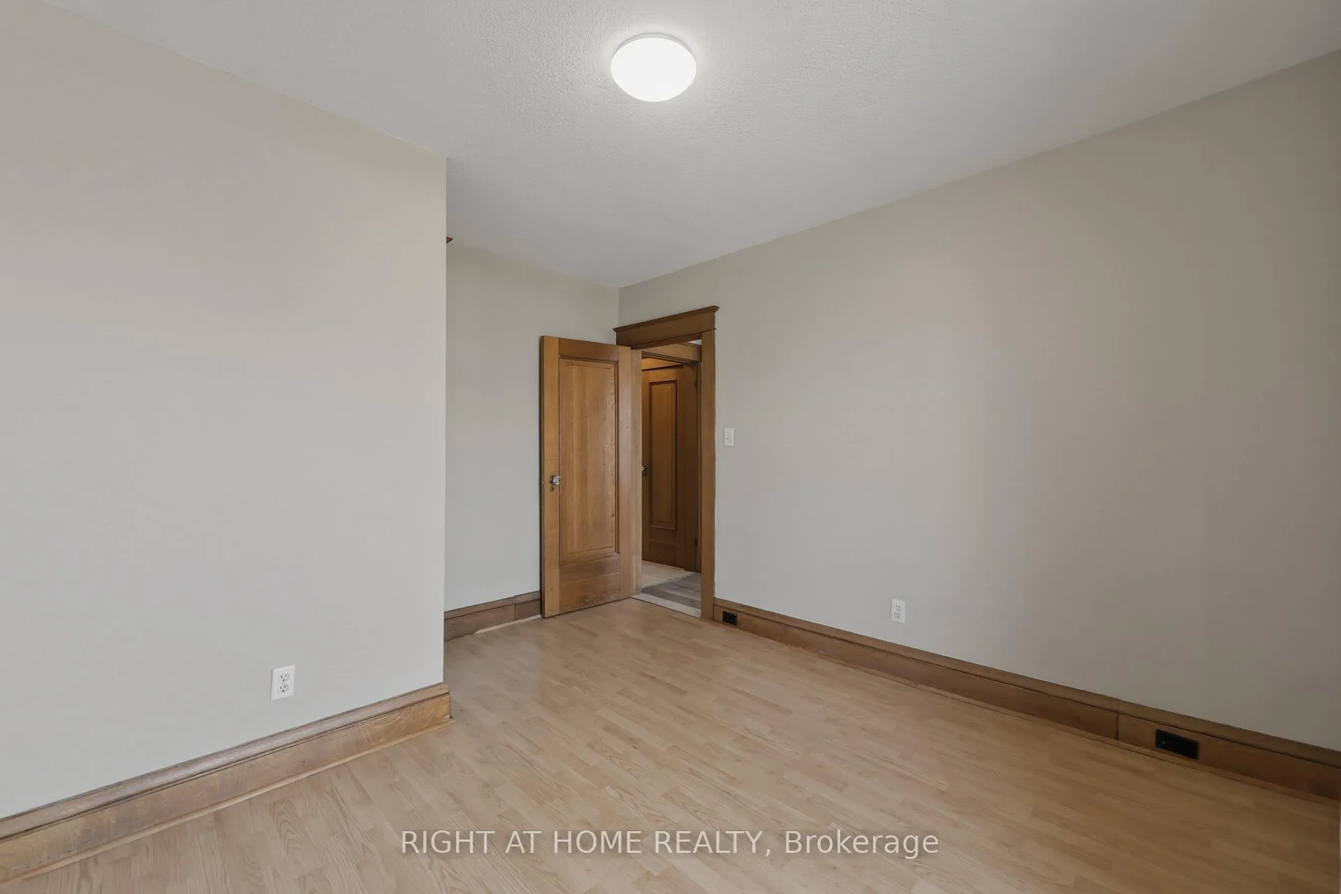 Photo 13 of Unit 2, 65 Fairholt Road S, Hamilton, Stipley — HOMEH
