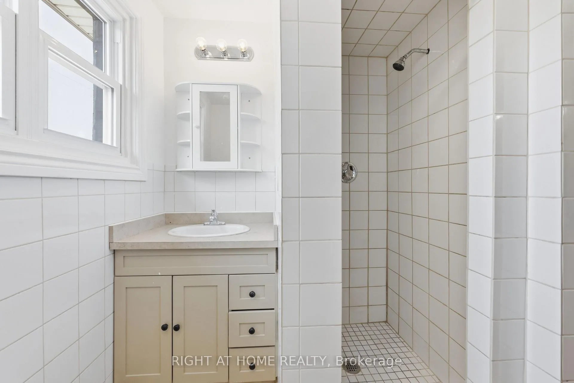 Photo 14 of Unit 2, 65 Fairholt Road S, Hamilton, Stipley — HOMEH