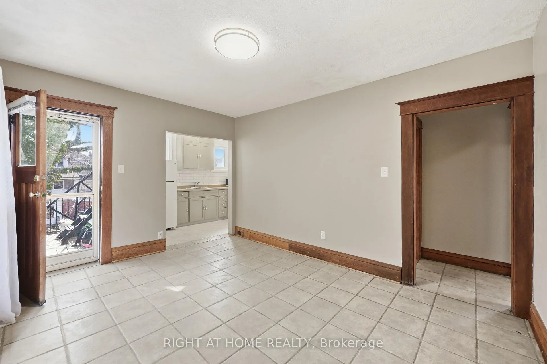 Photo 17 of Unit 2, 65 Fairholt Road S, Hamilton, Stipley — HOMEH