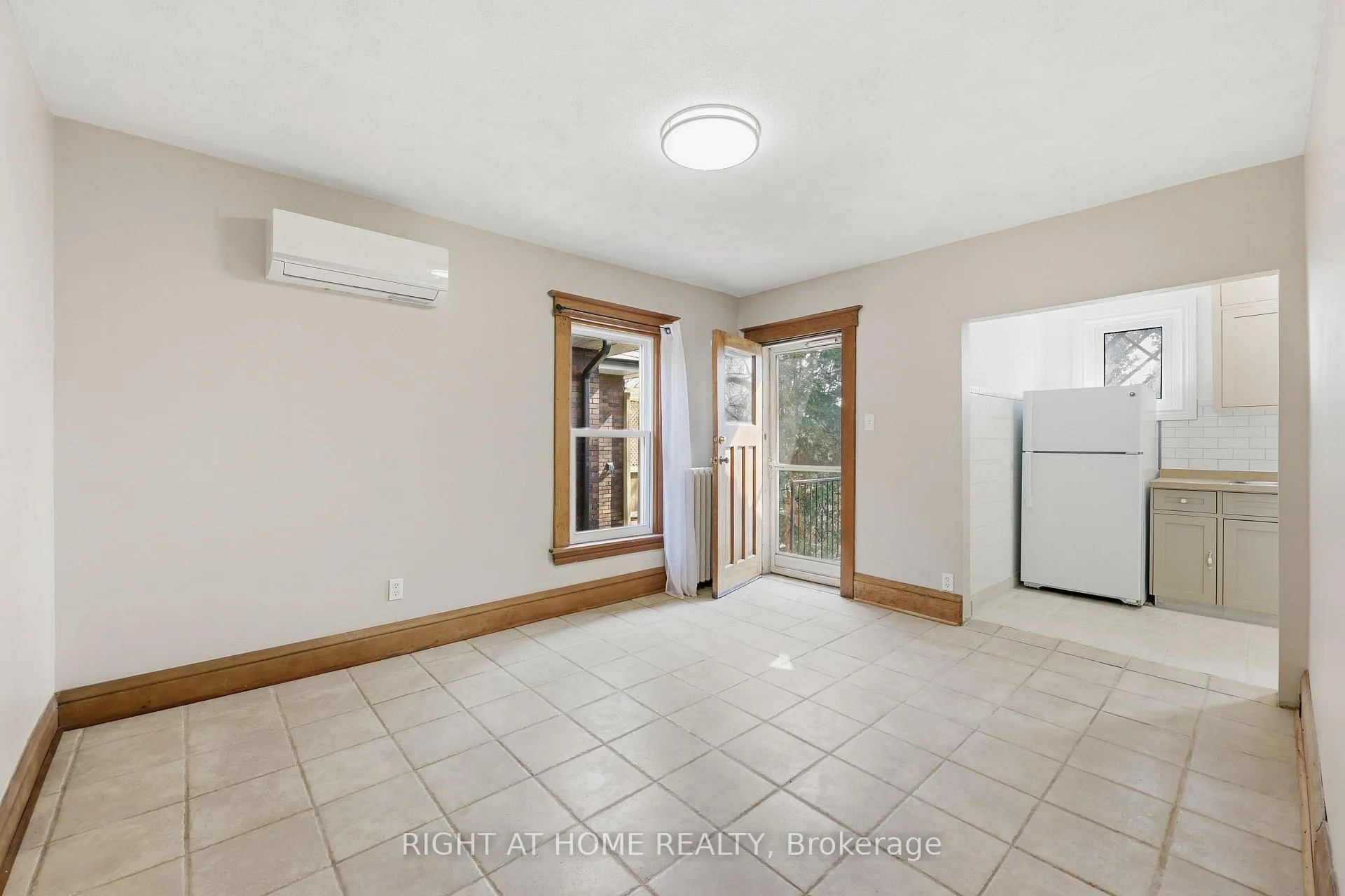 Photo 19 of Unit 2, 65 Fairholt Road S, Hamilton, Stipley — HOMEH