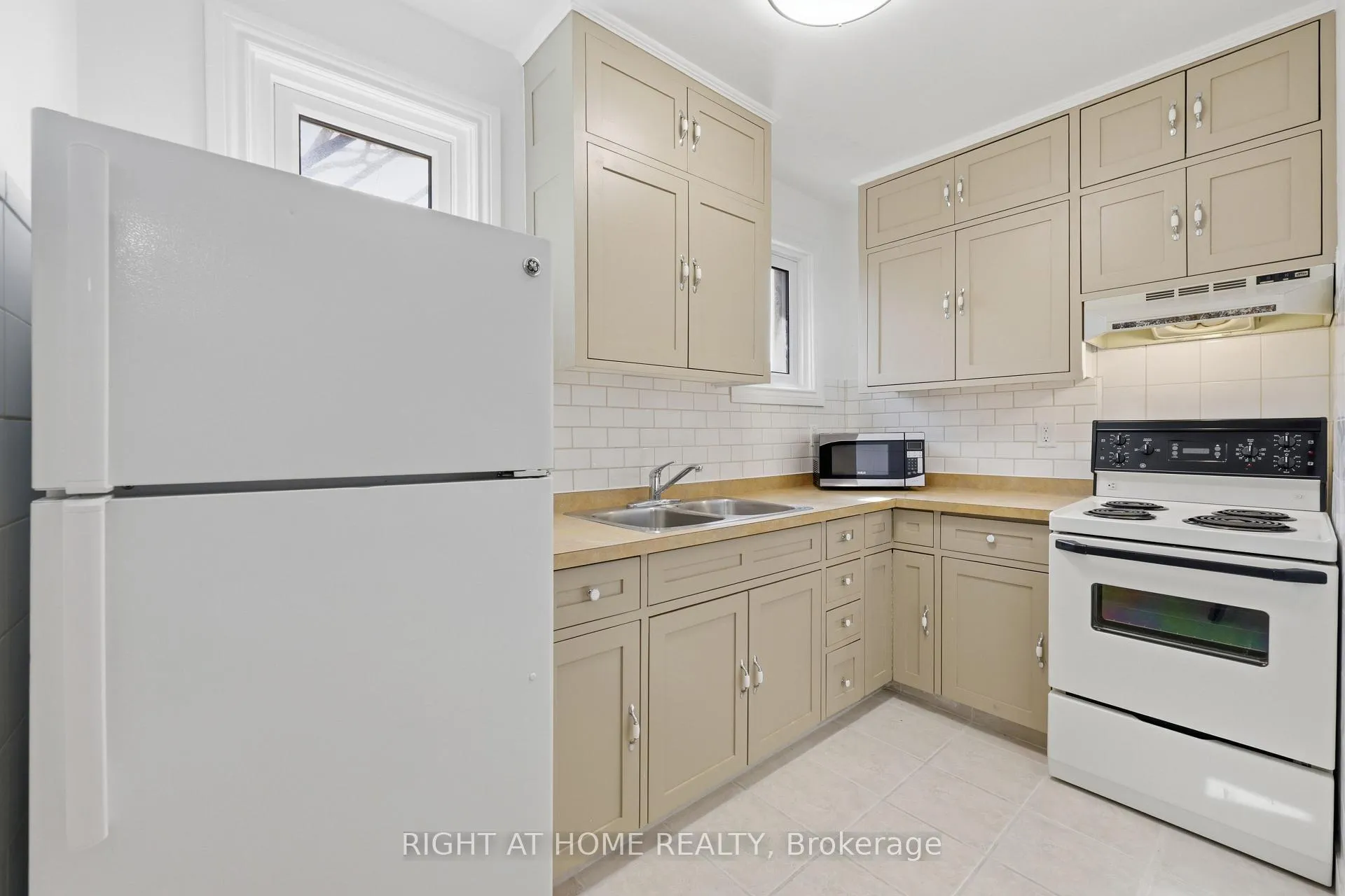 Photo 20 of Unit 2, 65 Fairholt Road S, Hamilton, Stipley — HOMEH