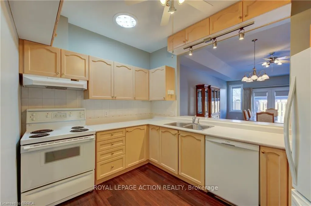 Photo 2 of 92 Twentyplace Boulevard, Hamilton, Rural Glanbrook — HOMEH