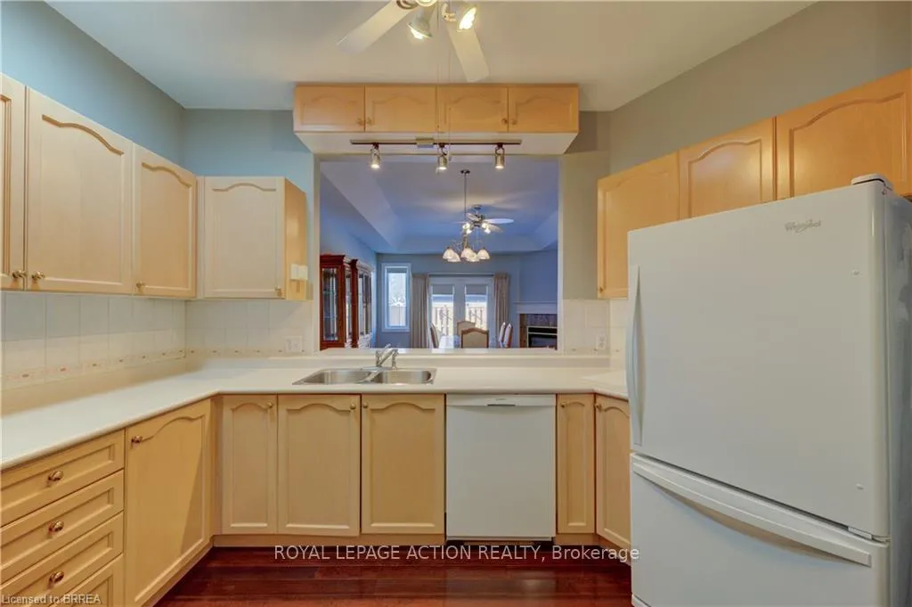 Photo 3 of 92 Twentyplace Boulevard, Hamilton, Rural Glanbrook — HOMEH