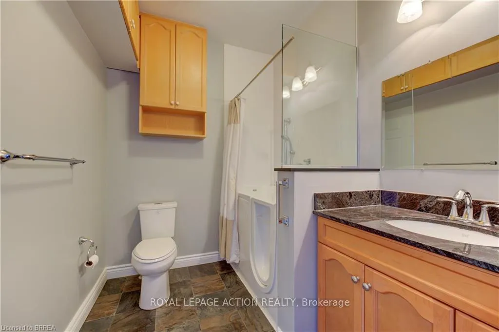 Photo 12 of 92 Twentyplace Boulevard, Hamilton, Rural Glanbrook — HOMEH