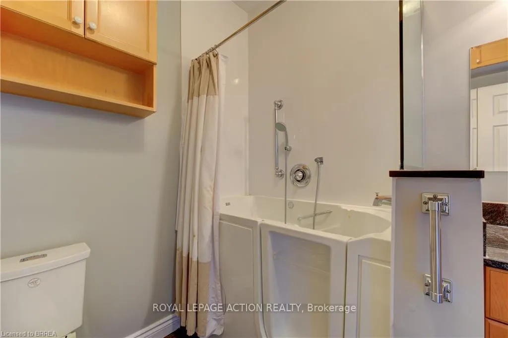 Photo 13 of 92 Twentyplace Boulevard, Hamilton, Rural Glanbrook — HOMEH