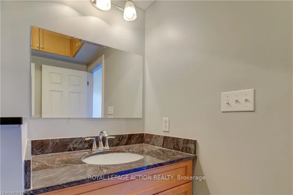 Photo 14 of 92 Twentyplace Boulevard, Hamilton, Rural Glanbrook — HOMEH