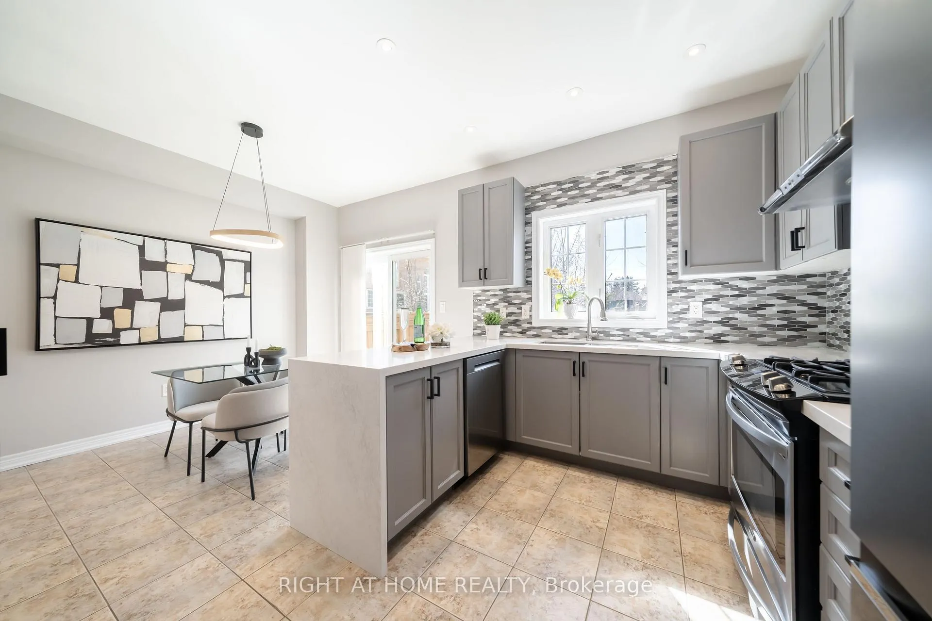 Photo 18 of 14 Lady Loretta Lane, Vaughan, Patterson — HOMEH