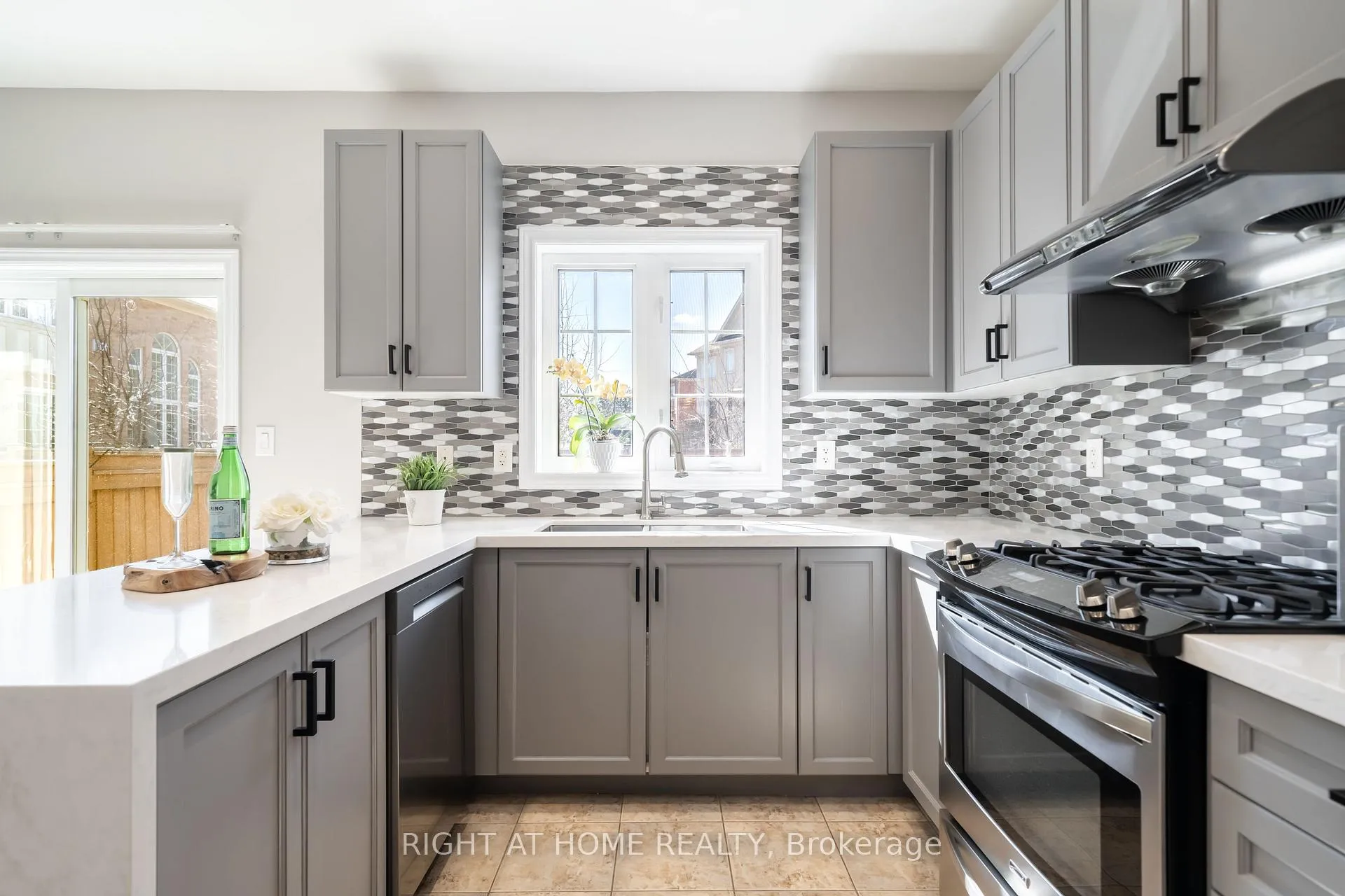 Photo 22 of 14 Lady Loretta Lane, Vaughan, Patterson — HOMEH