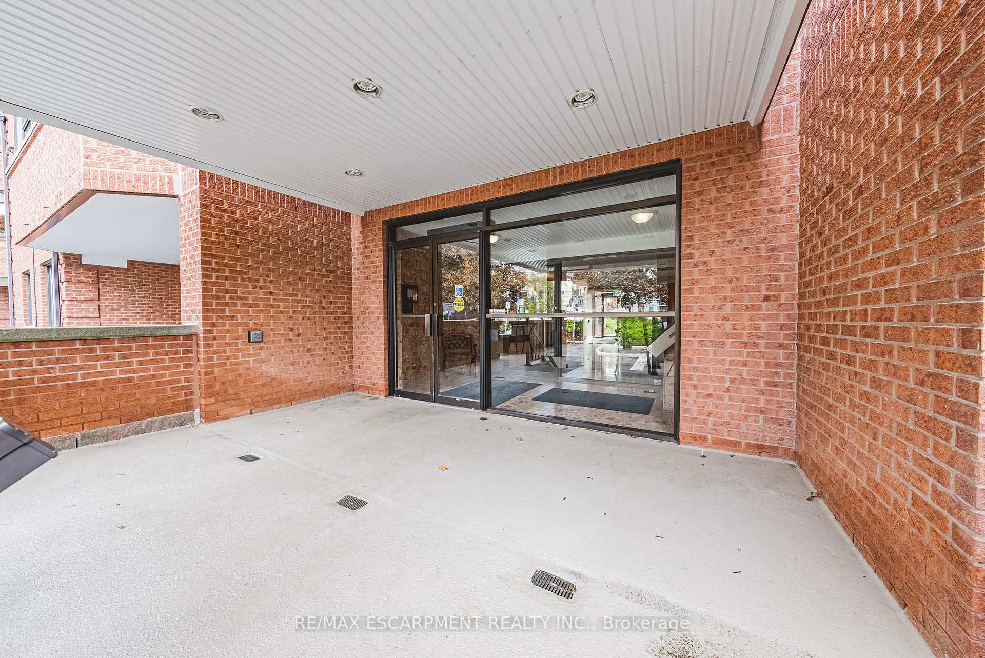Photo 4 of Unit 215, 150 Wilson Street W, Hamilton, Ancaster — HOMEH
