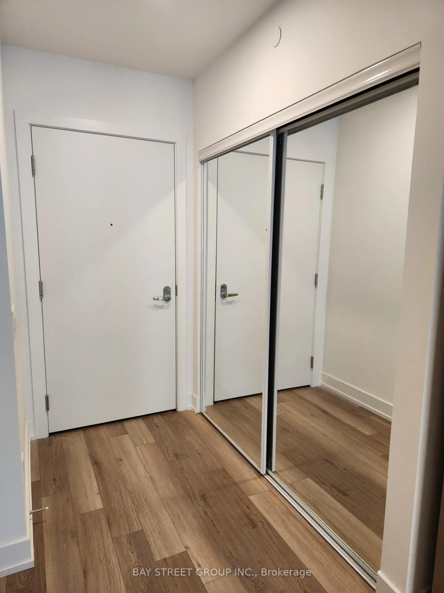 Photo 3 of Unit 802, 8 Cedarland Drive, Markham, Unionville — HOMEH