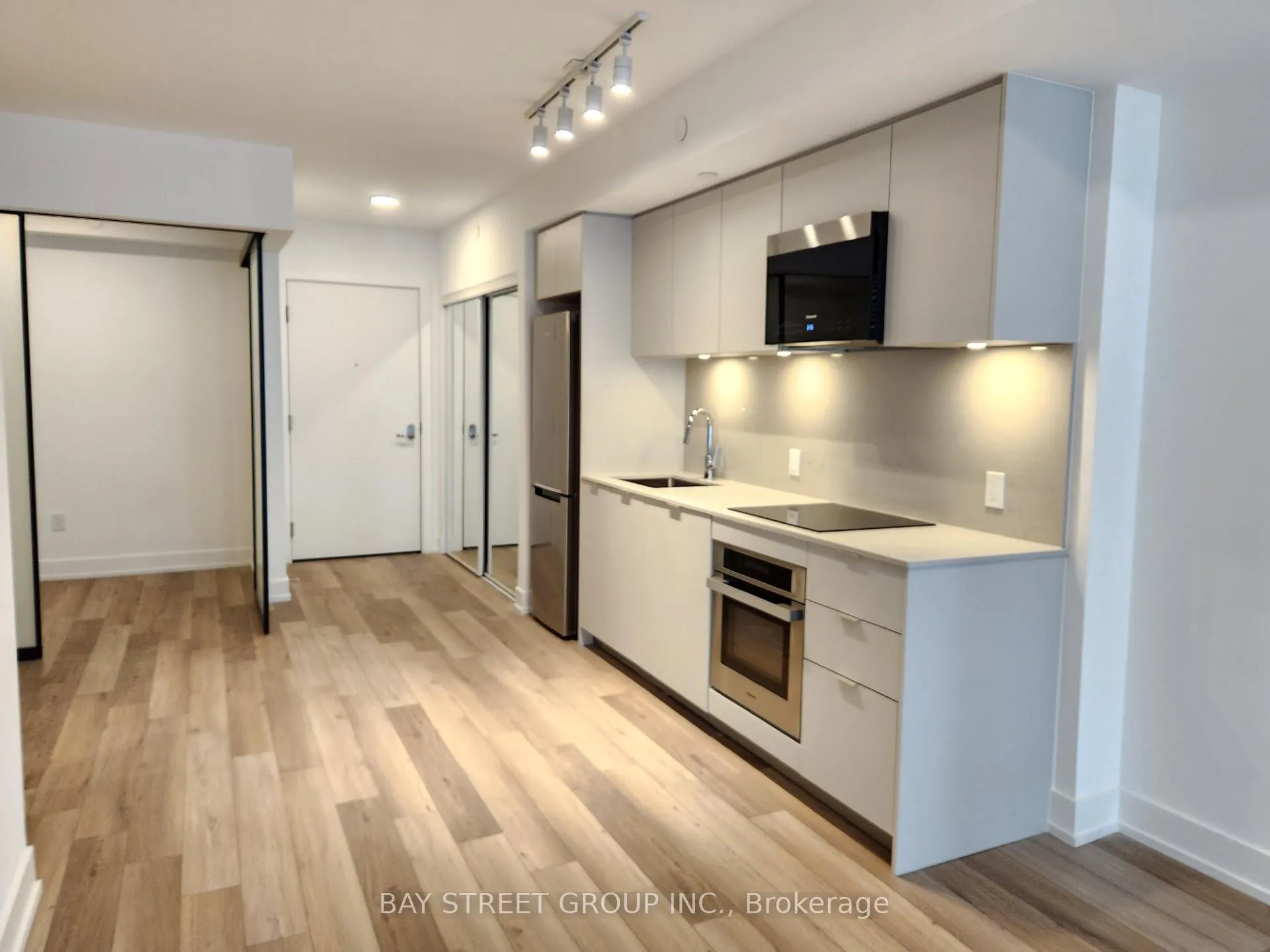 Photo 4 of Unit 802, 8 Cedarland Drive, Markham, Unionville — HOMEH