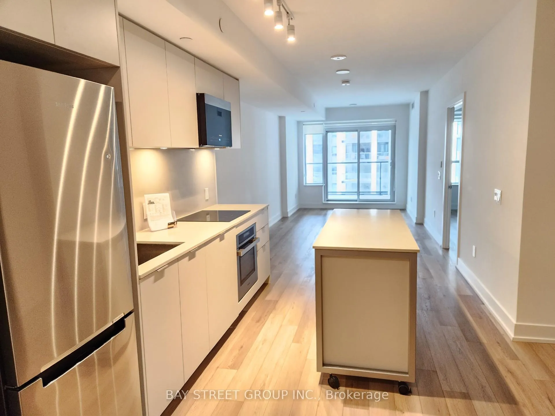 Photo 5 of Unit 802, 8 Cedarland Drive, Markham, Unionville — HOMEH