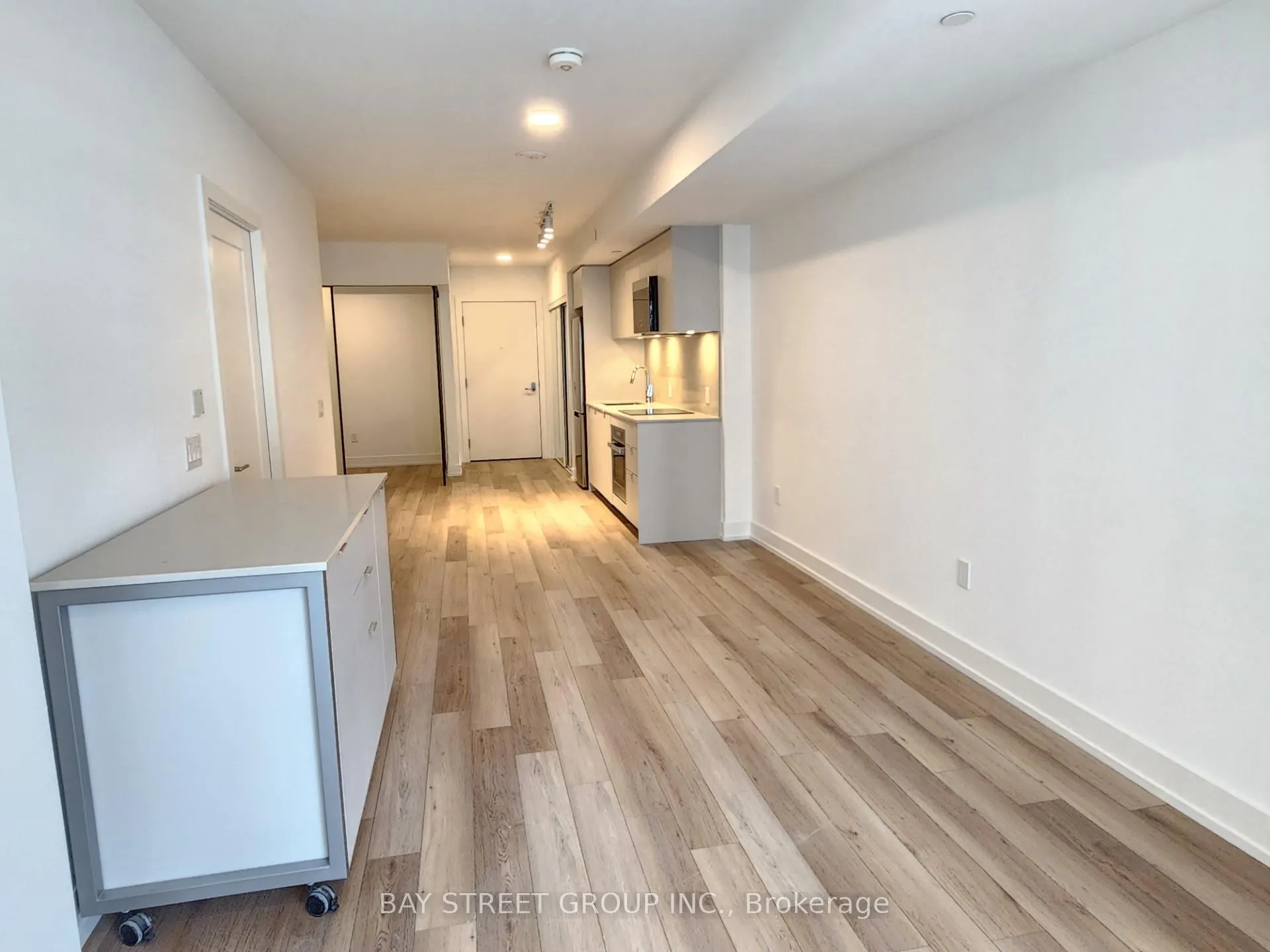 Photo 7 of Unit 802, 8 Cedarland Drive, Markham, Unionville — HOMEH