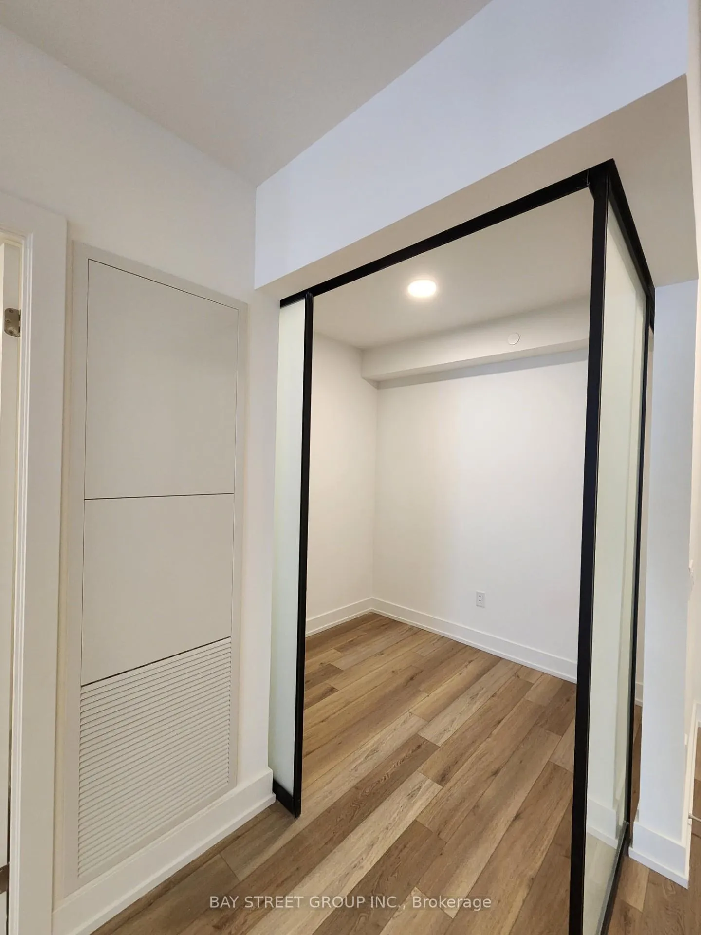 Photo 11 of Unit 802, 8 Cedarland Drive, Markham, Unionville — HOMEH