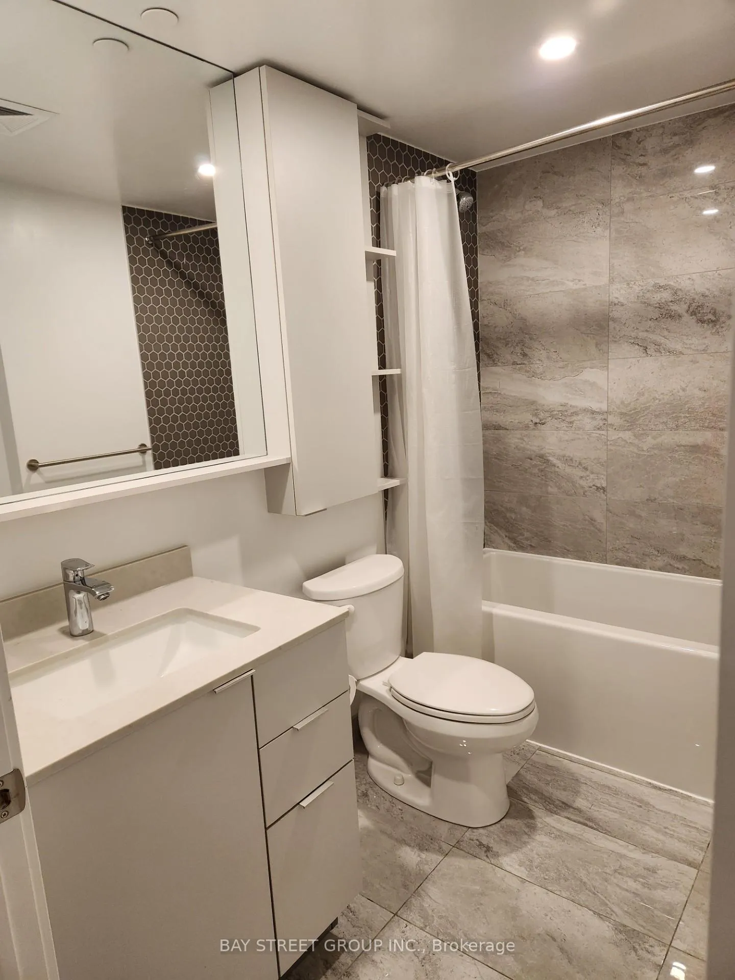 Photo 13 of Unit 802, 8 Cedarland Drive, Markham, Unionville — HOMEH