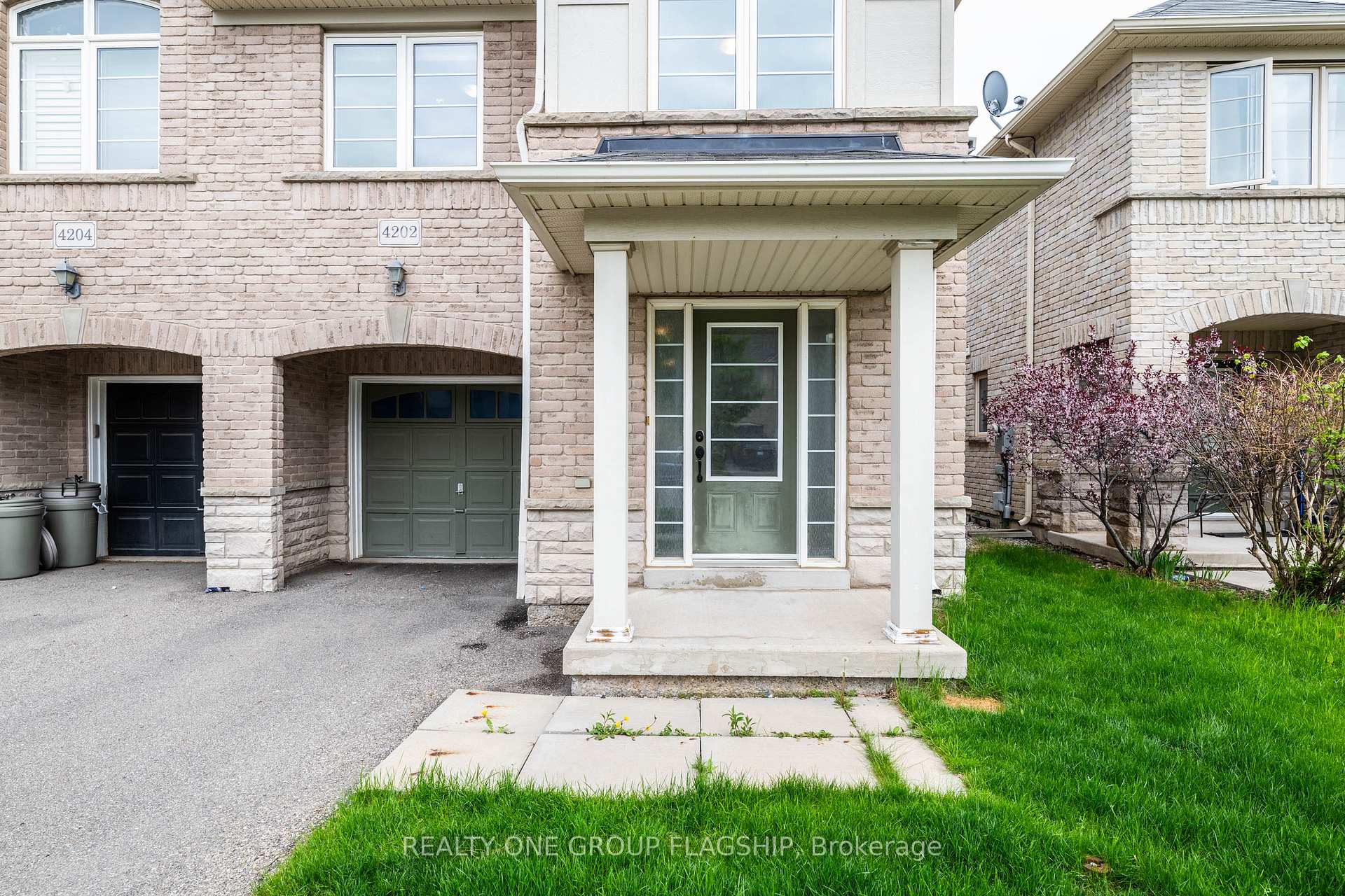Photo 2 of 4202 Thomas Alton Boulevard W, Burlington, Alton — HOMEH