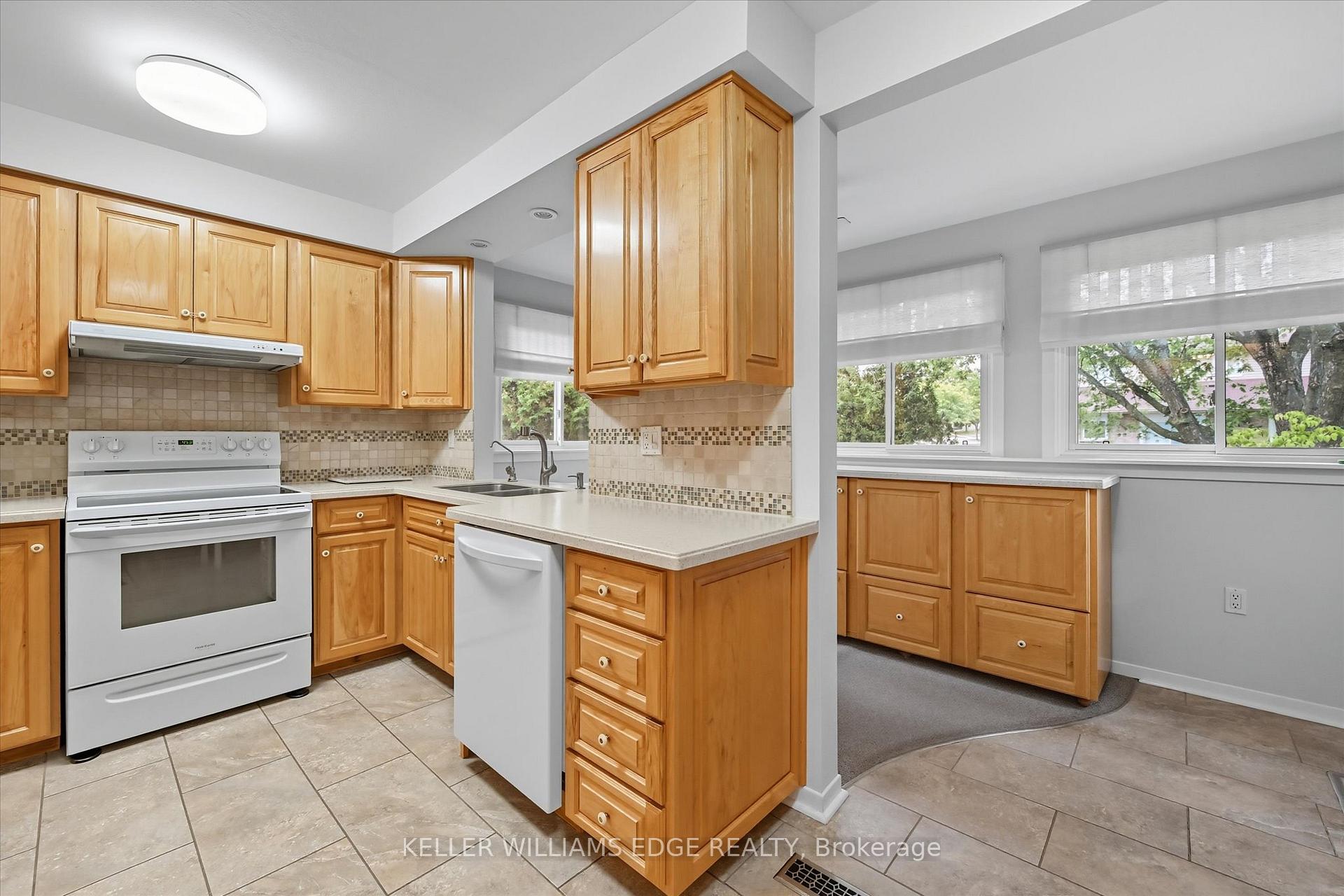 Photo 13 of 2400 Eaglesfield Drive, Burlington, Brant Hills — HOMEH
