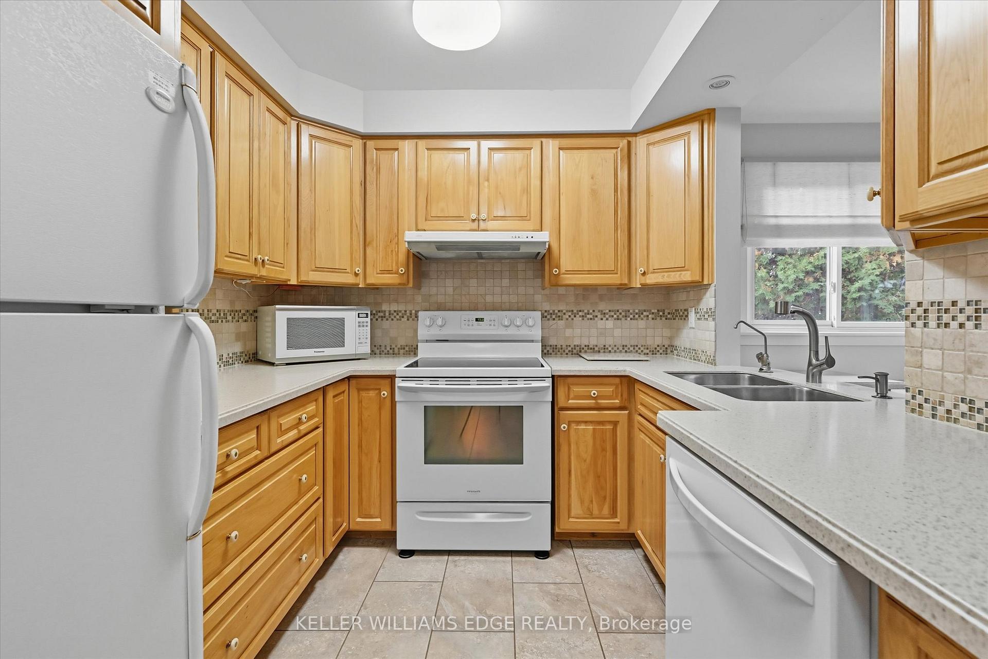 Photo 15 of 2400 Eaglesfield Drive, Burlington, Brant Hills — HOMEH