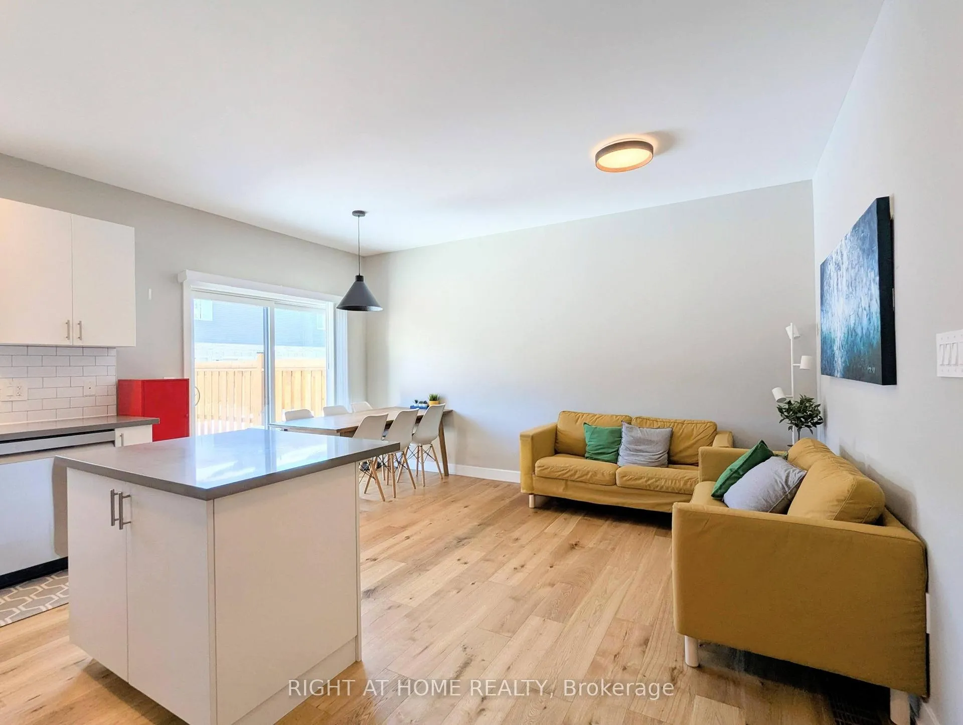 Photo 5 of 22 Westwood Avenue, Barrie, Painswick South — HOMEH