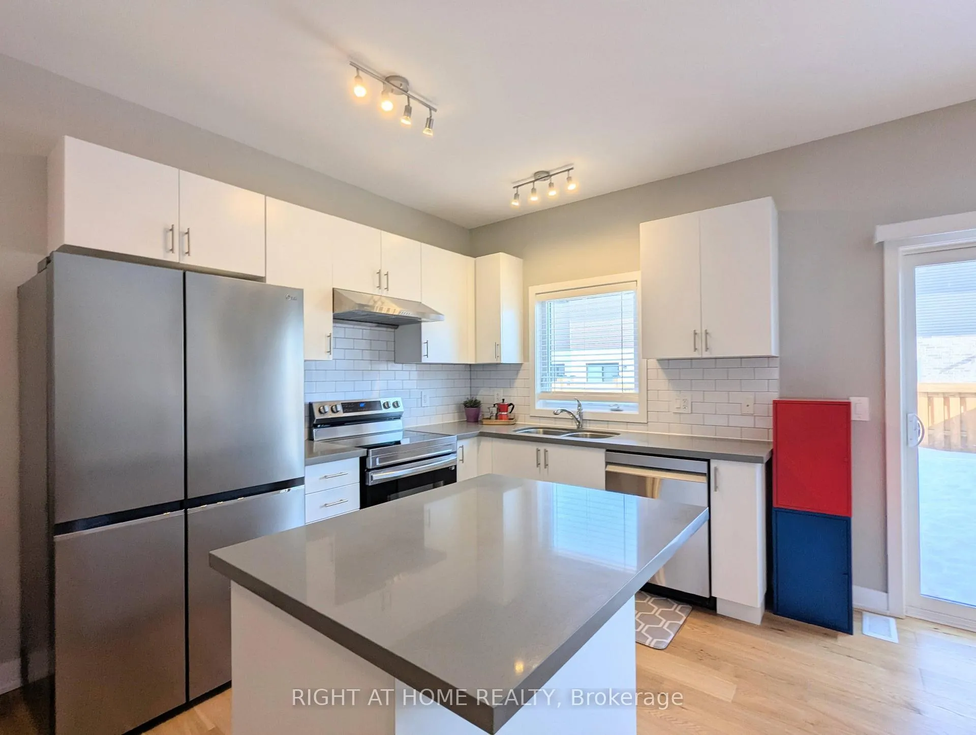 Photo 8 of 22 Westwood Avenue, Barrie, Painswick South — HOMEH