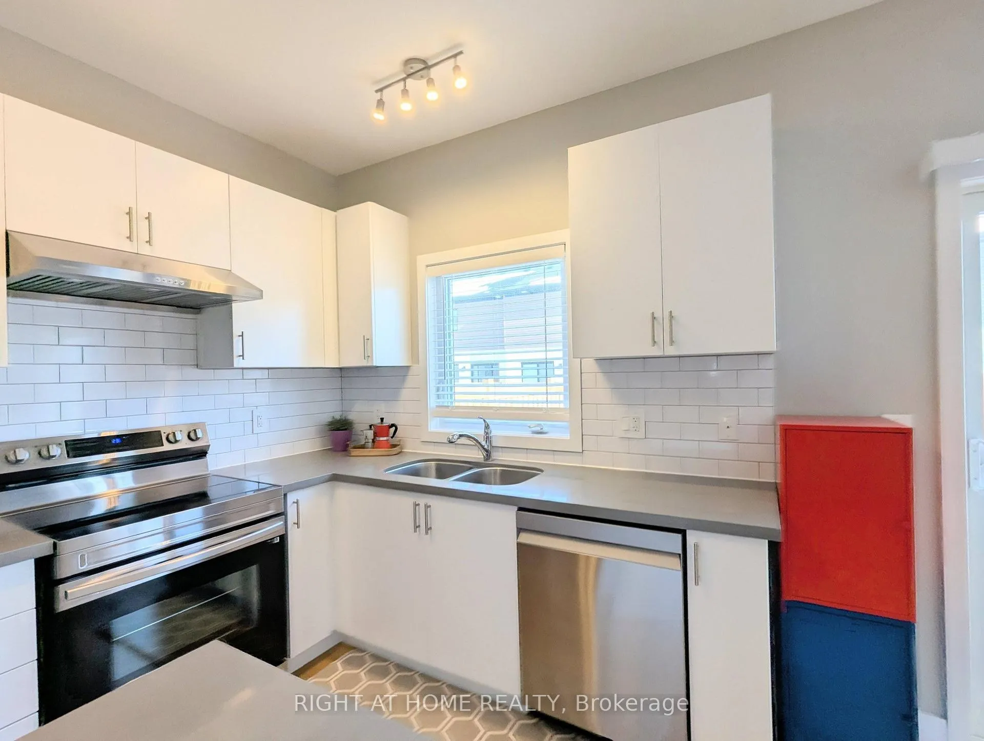 Photo 9 of 22 Westwood Avenue, Barrie, Painswick South — HOMEH