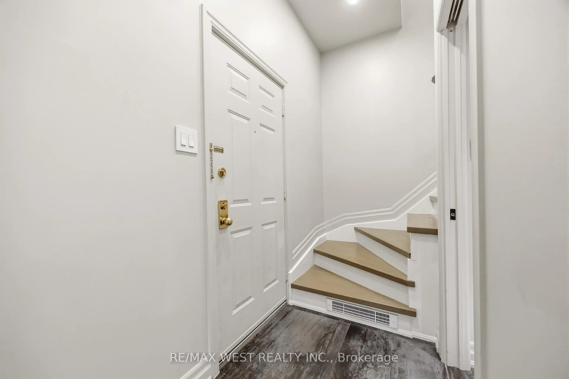 Photo 5 of Unit TH #10, 100 Arbors Lane, Vaughan, West Woodbridge — HOMEH