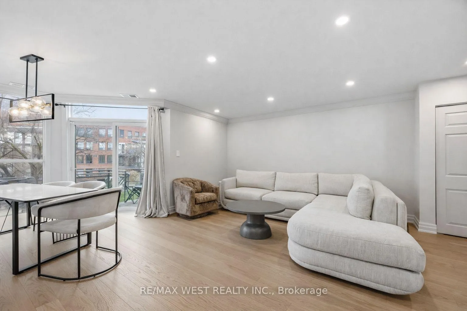 Photo 8 of Unit TH #10, 100 Arbors Lane, Vaughan, West Woodbridge — HOMEH