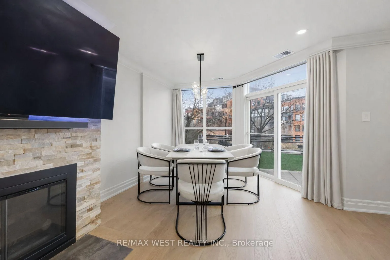 Photo 9 of Unit TH #10, 100 Arbors Lane, Vaughan, West Woodbridge — HOMEH