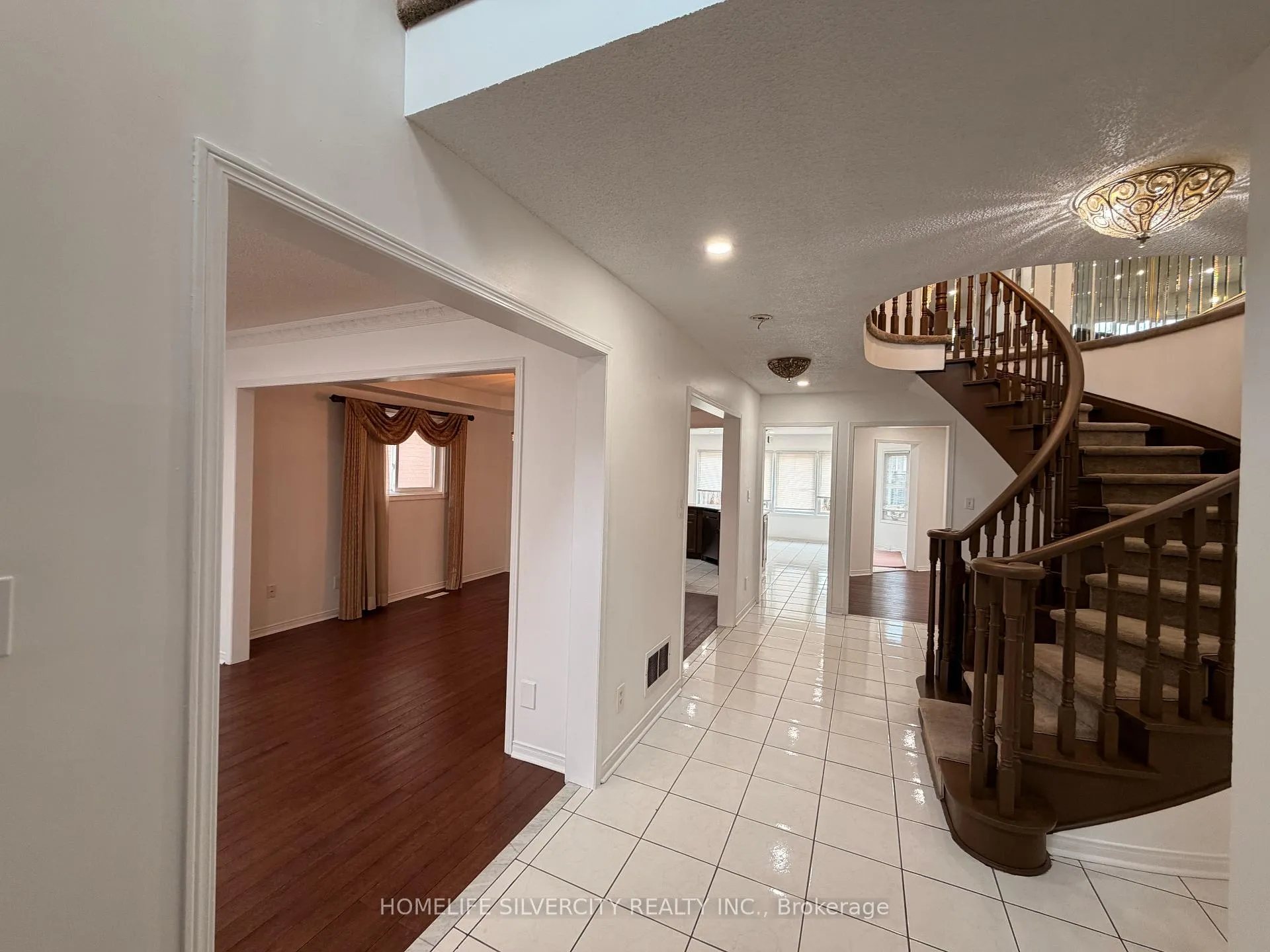 Photo 4 of 5 Blue Oak Avenue, Brampton, Sandringham-Wellington — HOMEH