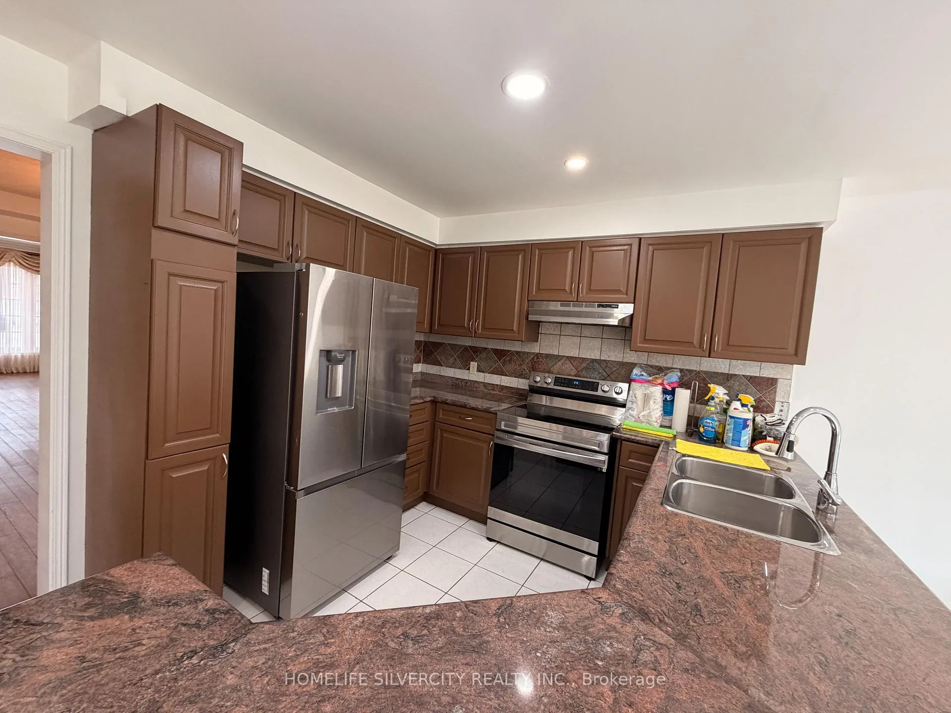 Photo 9 of 5 Blue Oak Avenue, Brampton, Sandringham-Wellington — HOMEH