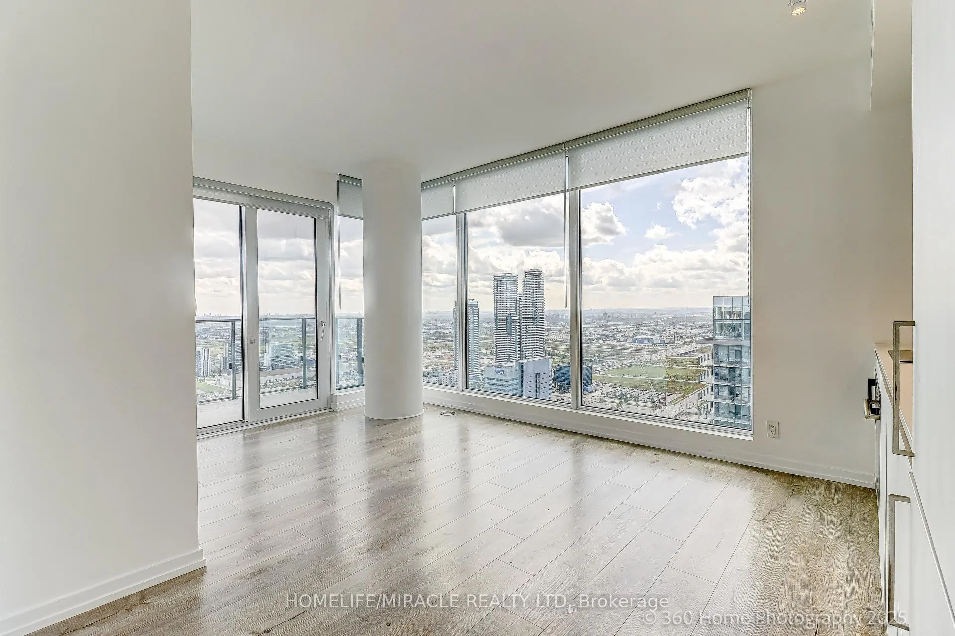 Photo 4 of Unit 4202, 7890 Jane Street, Vaughan, Concord — HOMEH