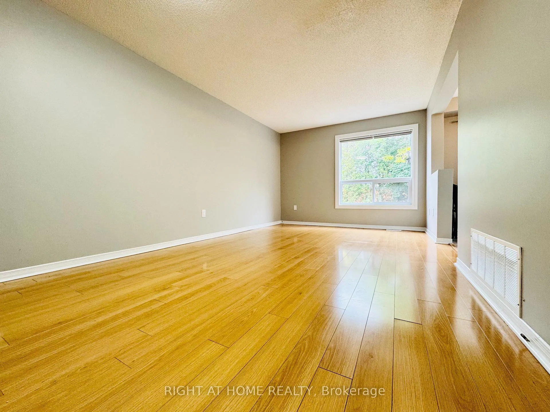 Photo 5 of Unit 10, 800 Paramount Drive, Hamilton, Stoney Creek Mountain — HOMEH
