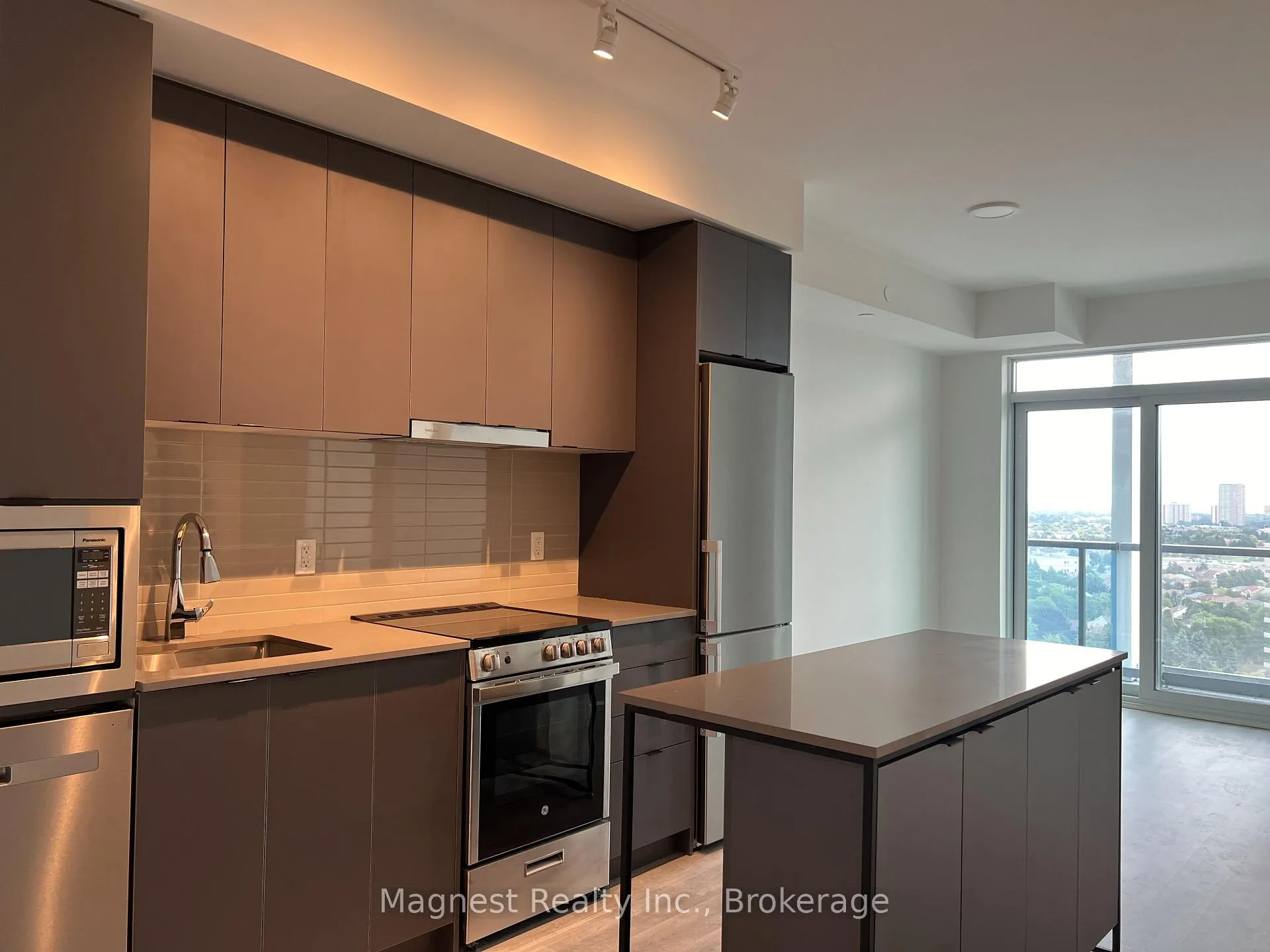 Photo 2 of Unit B1401, 50 Upper Mall Way, Vaughan, Brownridge — HOMEH
