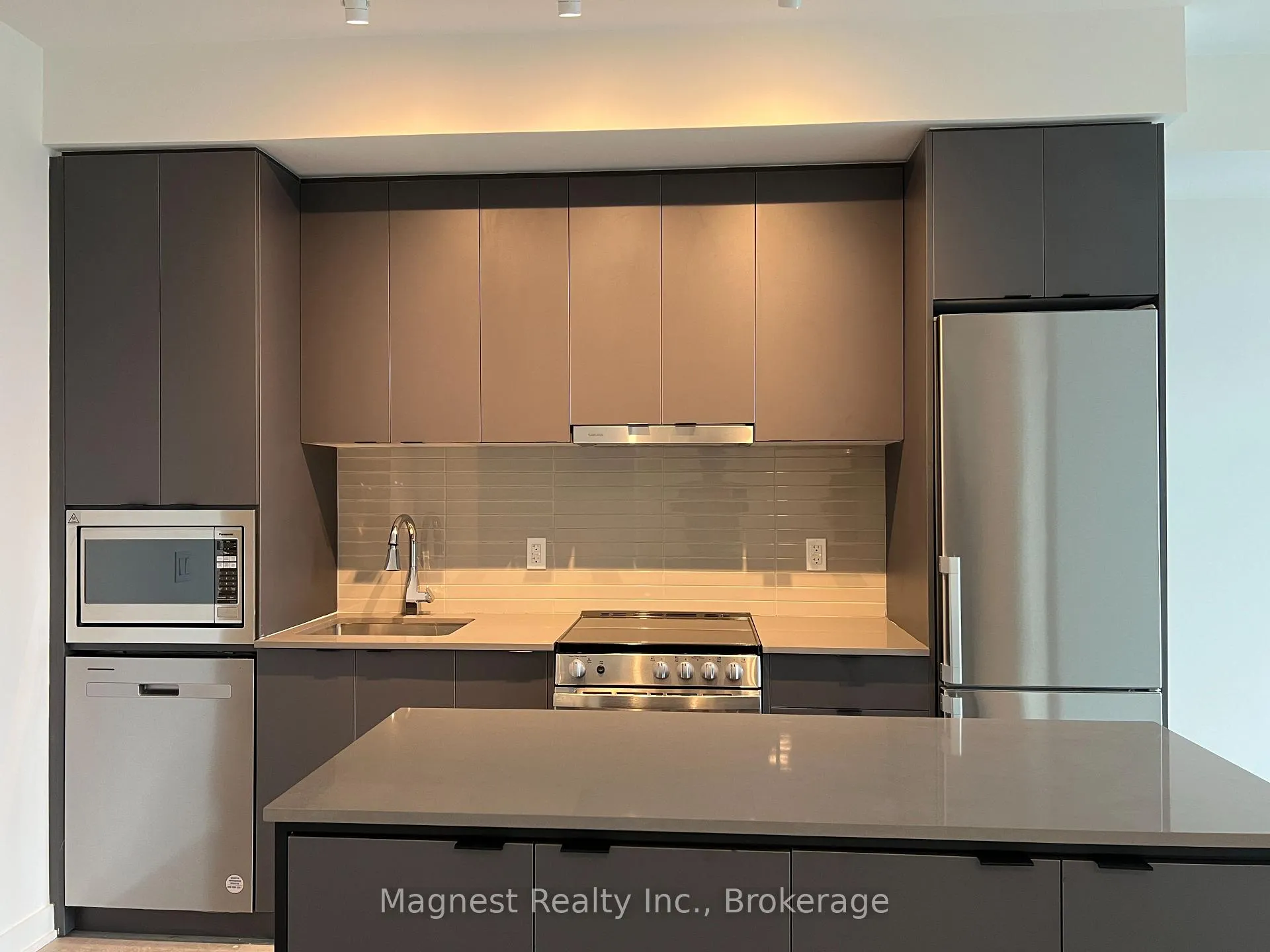 Photo 3 of Unit B1401, 50 Upper Mall Way, Vaughan, Brownridge — HOMEH