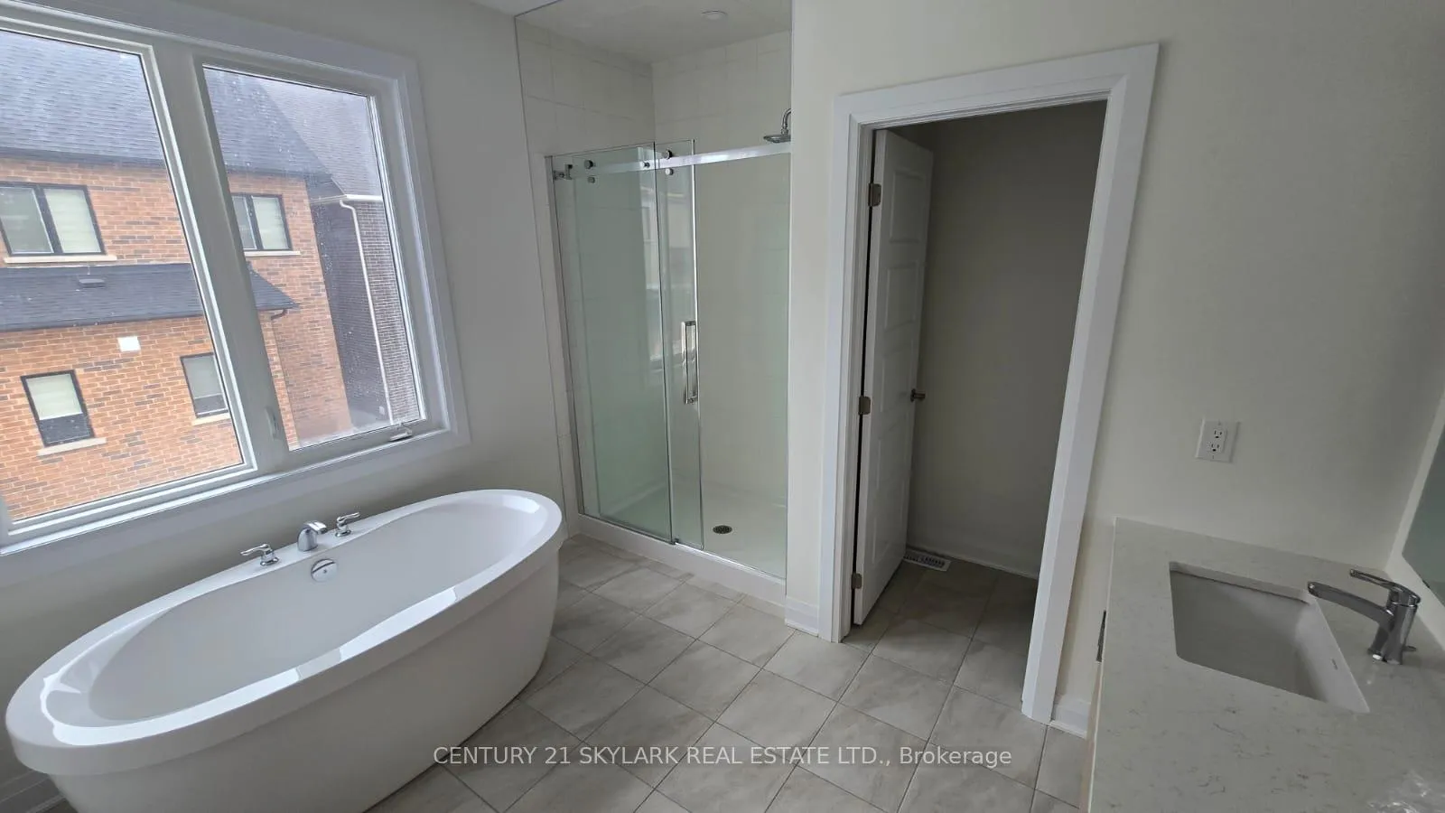 Photo 9 of 16 Kings Hill Drive, Brampton, Northwest Brampton — HOMEH