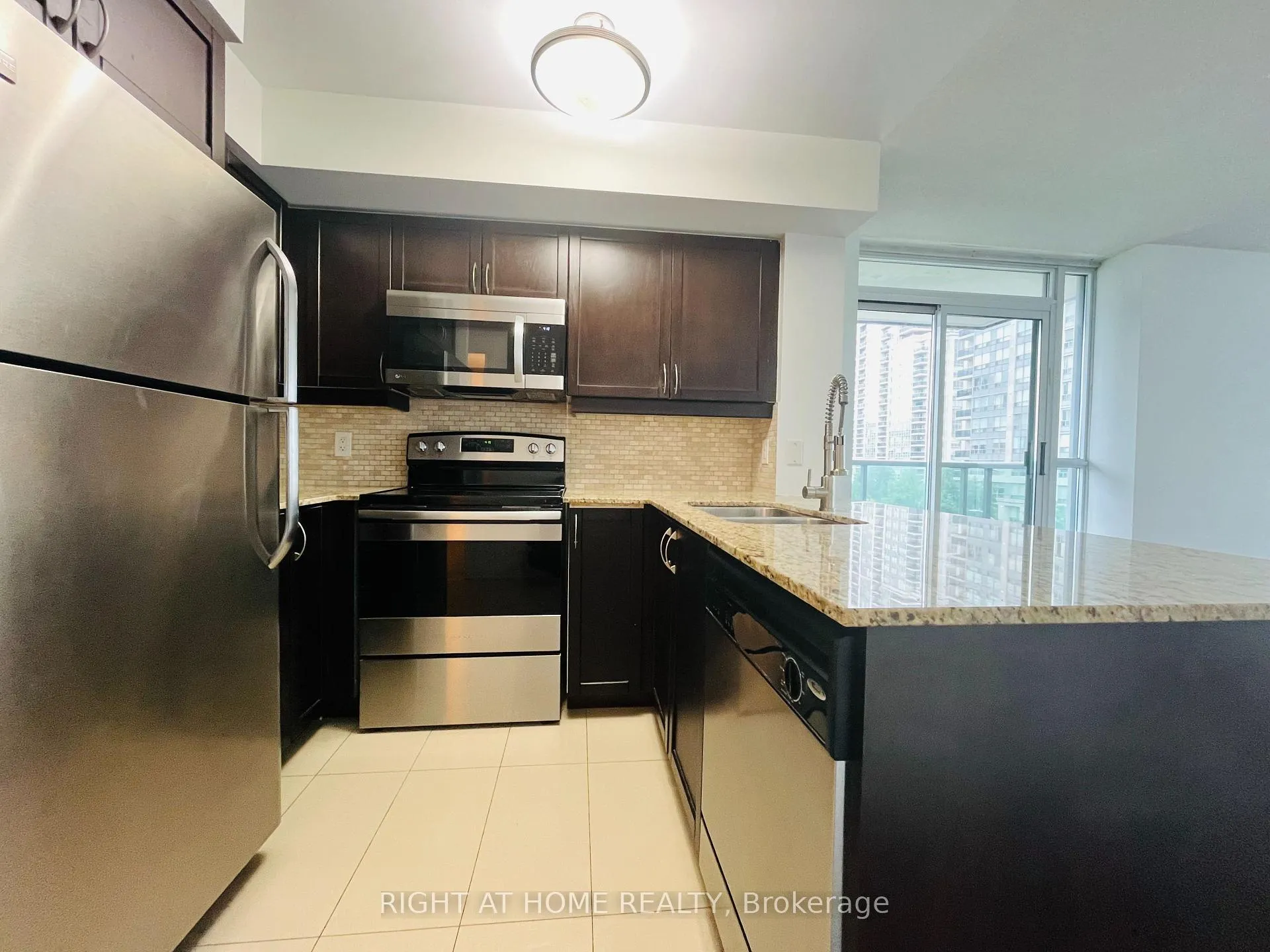 Photo 7 of Unit 508, 30 North Park Road, Vaughan, Beverley Glen — HOMEH
