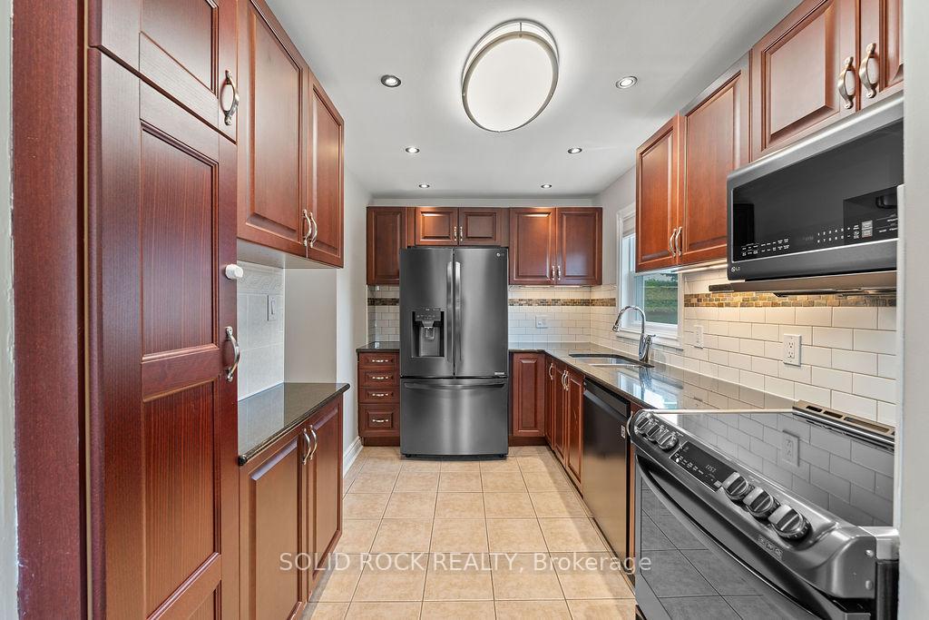 Photo 21 of 33 Benlark Road, Ottawa, Barrhaven - On the Green — HOMEH