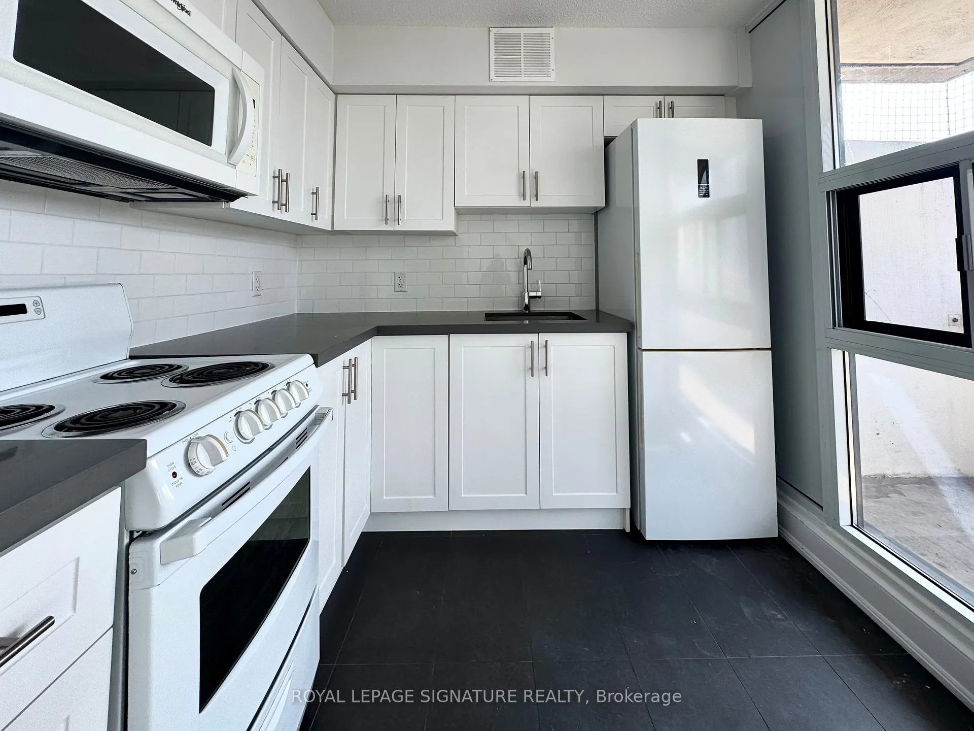 Front of Unit 2814, 33 Isabella Street