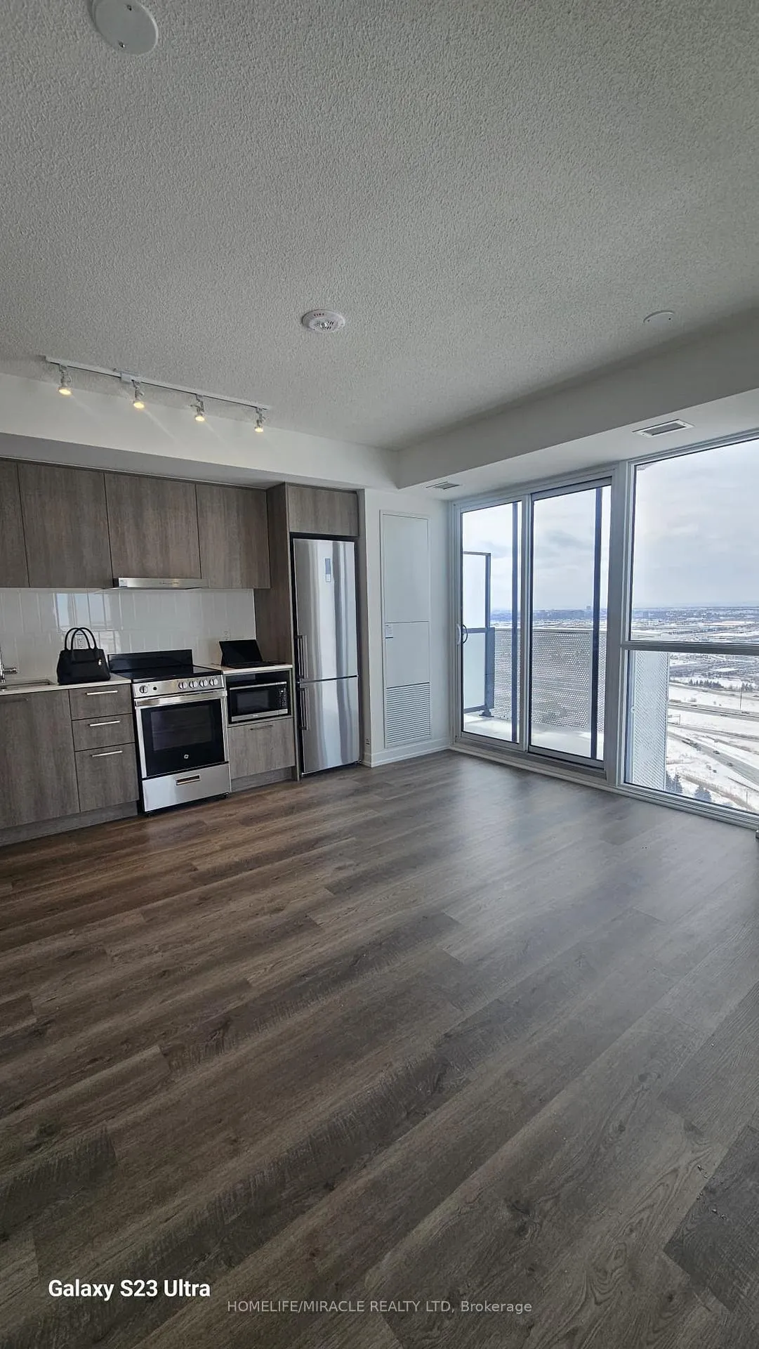Photo 5 of Unit 3811, 195 Commerce Street, Vaughan, Vaughan Corporate Centre — HOMEH