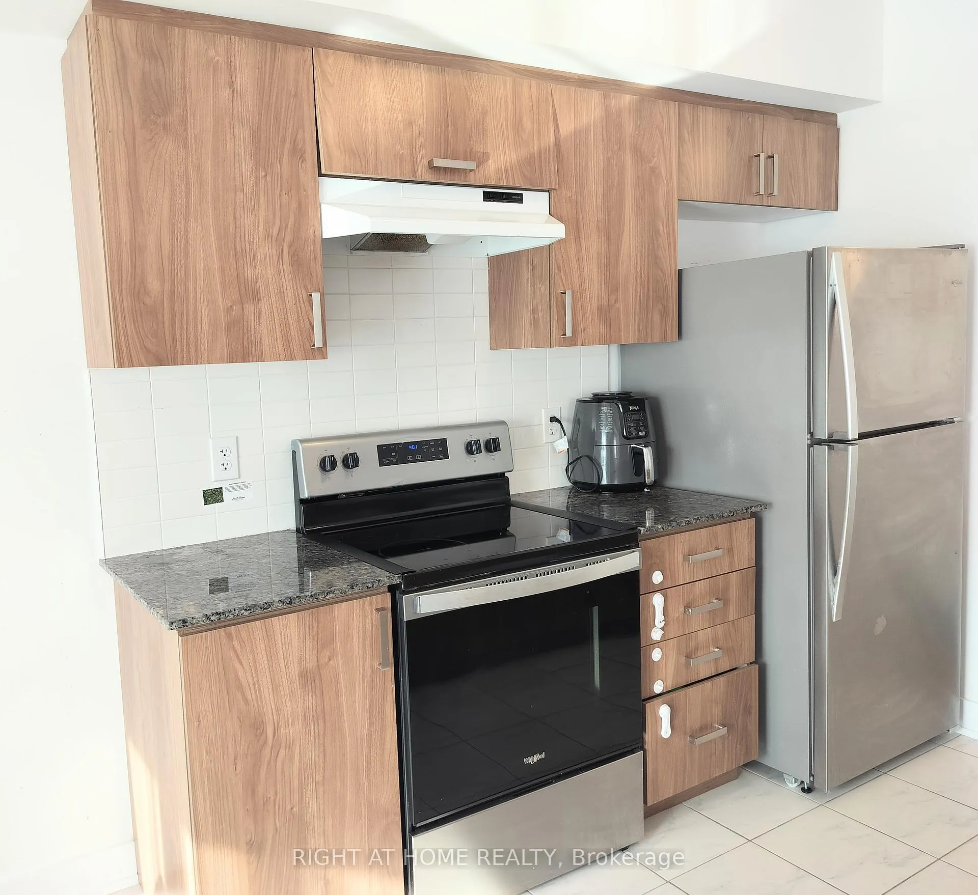 Photo 13 of Unit 112, 8 Culinary Lane, Barrie, Innis-Shore — HOMEH