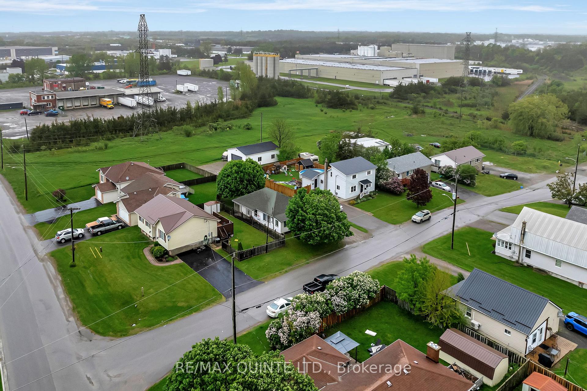 Photo 2 of 32 Tice Crescent, Belleville, Belleville Ward — HOMEH
