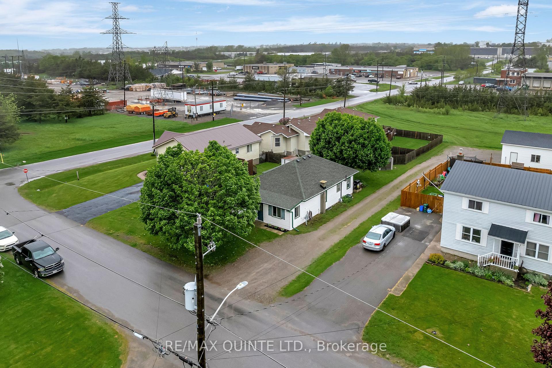 Photo 3 of 32 Tice Crescent, Belleville, Belleville Ward — HOMEH