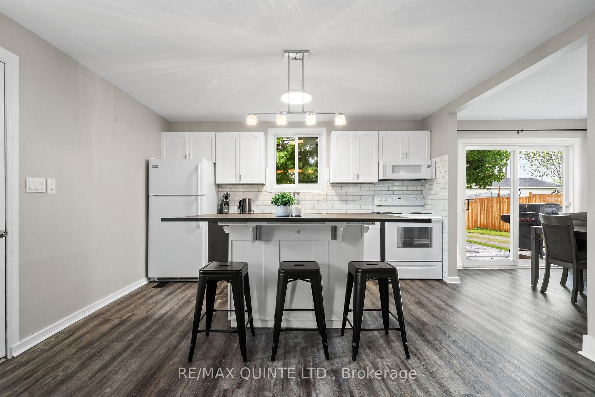 Photo 13 of 32 Tice Crescent, Belleville, Belleville Ward — HOMEH